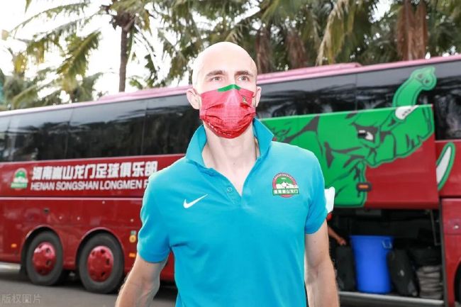然而在一味追求;变身的同时，丑娃娃们原本的个性也被掩盖，这样的改变能否带来真正的融入与认同？乐观纯真、勇敢自信的丑娃娃们会自己找出答案